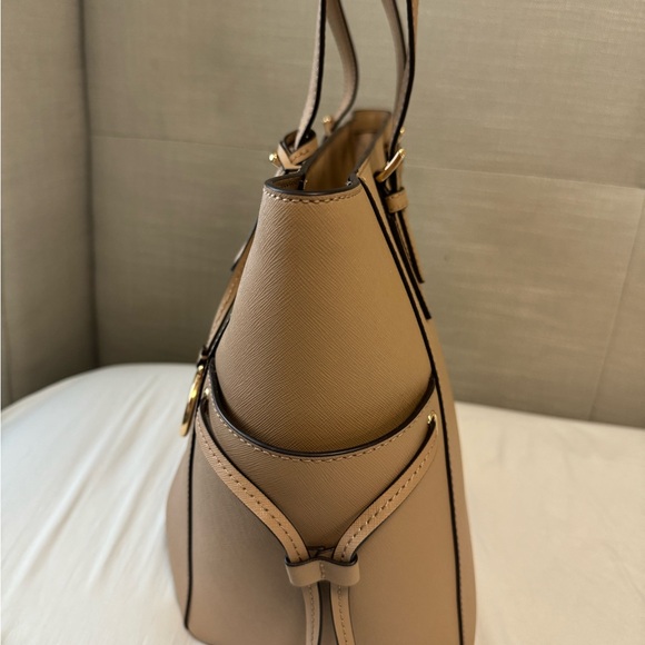 Michael Kors Gilly Large Travel Tote - Picture 5 of 5